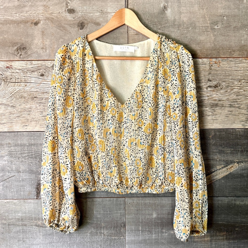 ASTR‎ the Label V-Neck Pleated Long Sleeve Top Floral Yellow Cottage Country S